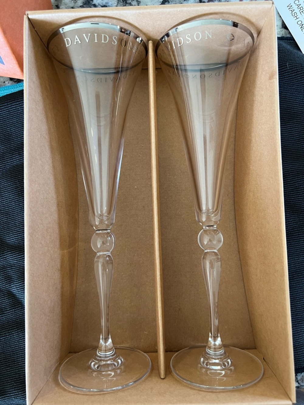 Harley-Davidson crystal glass set.